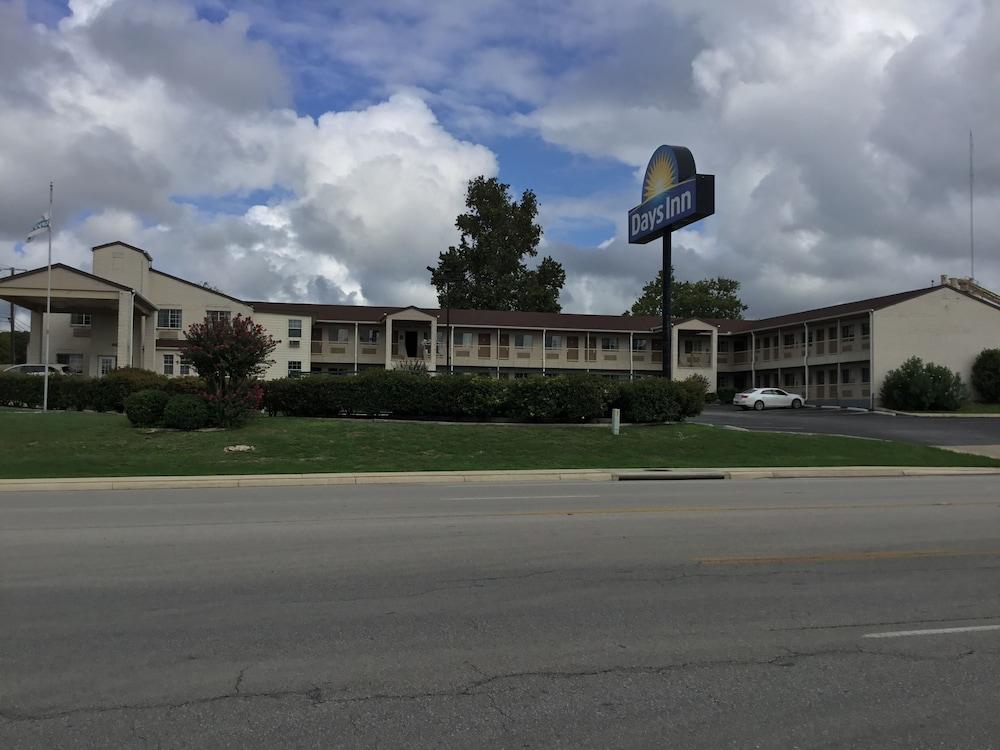 Days Inn By Wyndham Kerrville Buitenkant foto