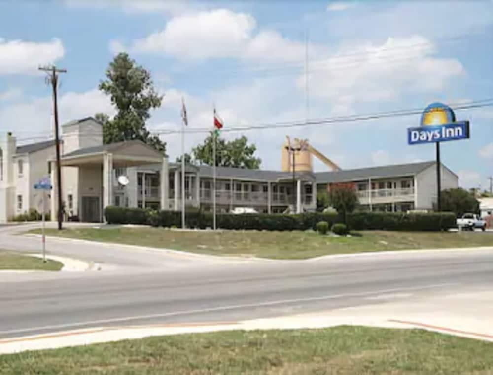 Days Inn By Wyndham Kerrville Buitenkant foto